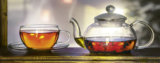 Kanne und Tasse mit Tee
