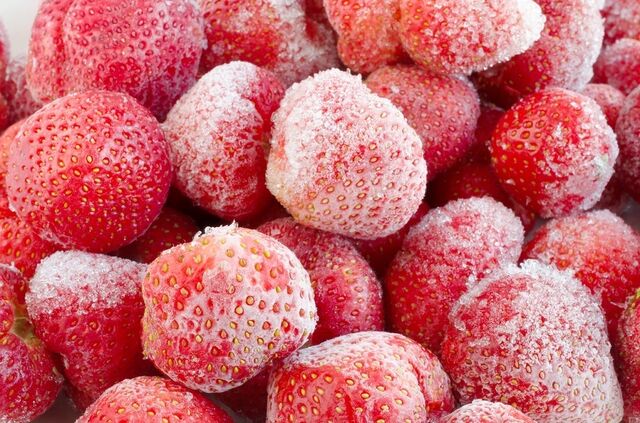 Erdbeeren gefroren i Stock 467798878 Alesikka