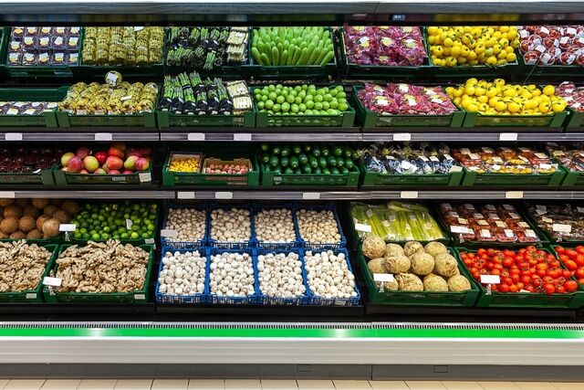 Schön präsentiert, aber ohne Nachhaltigkeitsstrategie eingekauft: Konventionelles Obst und Gemüse im LEH