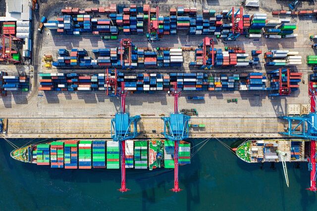 Aus der Vogelperspektive: Containerschiff wird beladen