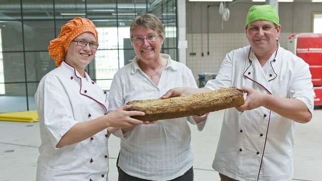 Bäckerin Franziska Glandorf, Cibaria-Gründerin Rike Kappler und Bäckermeister Stefan Lewe halten das erste Brot in Händen, das in der neuen produktionsstätte gebacken wurde.