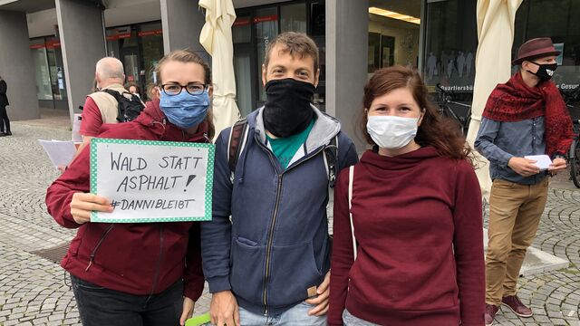 Drei Personen mit Mundschutz im Rahmen der Klimademo Aschaffenburg..