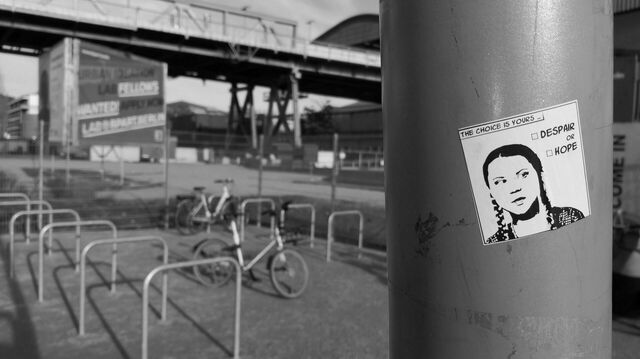 Sticker von Greta Thunberg an einer Laterne