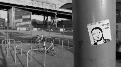 Sticker von Greta Thunberg an einer Laterne