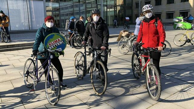 Drei Personen mit Fahrrädern bei der Aschaffenburger Klimademo