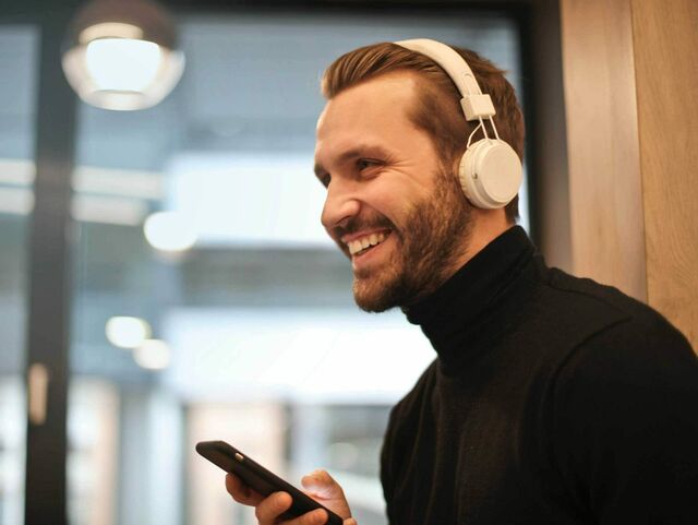 Junger mann mit Kopfhörern und Smartphone