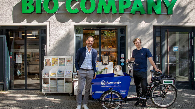 Boris Frank, Marketingleiter Bio Company, Hund Cookie, Matti Schurr, Geschäftsführer Avocargo (AVO Mobility GmbH)