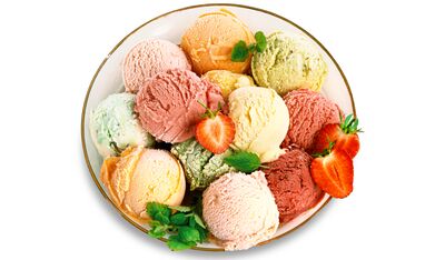 Schale mit verschiedenen Eissorten Erdbeeren Minzblaettern