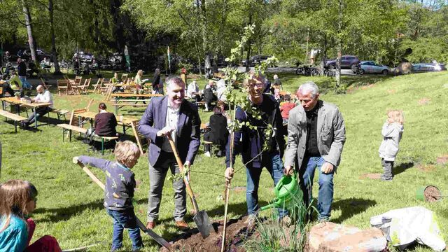 Auf der Messe pflanzte Geschäftsführer Jochen Schritt zusammen mit Stefan Voelkel zwei Obstbäume