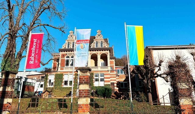 Verschiedene Flaggen vor Villa Rabenhorst in Unkel