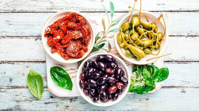 Antipasti: Getrocknete Tomaten, Oliven und Kapern