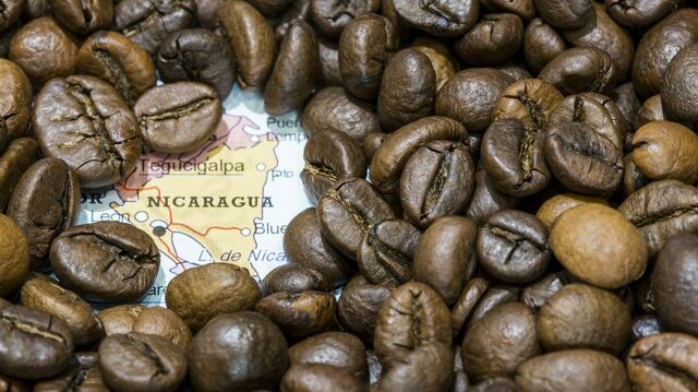 Kaffeebohnen auf einer Karte von Nicaragua