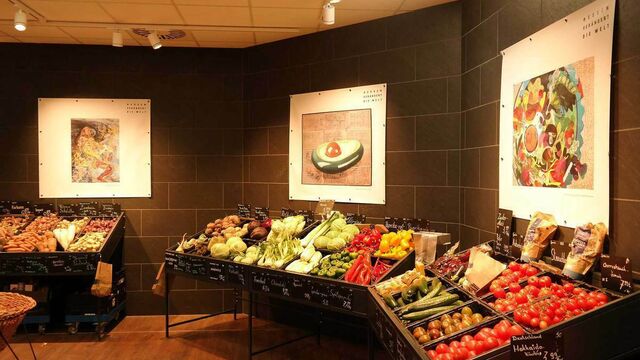 Obst und Gemüse, im Hintergrund Bilder