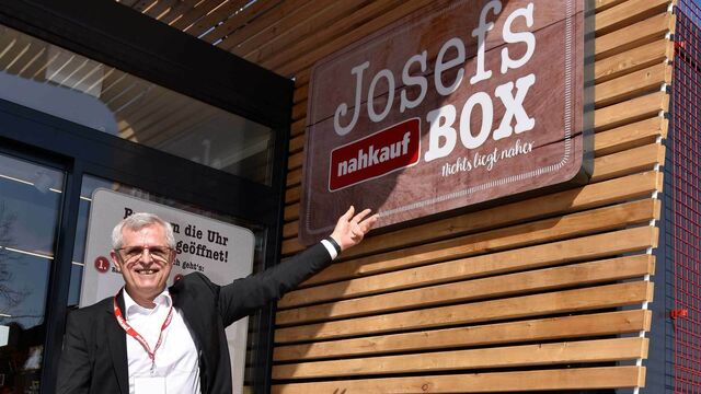 Josef Sier vor seiner nahkauf BOX