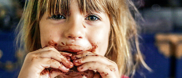 Kind mit Schokolade-verschmiertem Mund