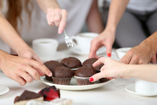 Schokolade muffins cupcakes kuchen c shutterstock Africa Studio