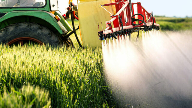 Traktor verspritzt Pestizide