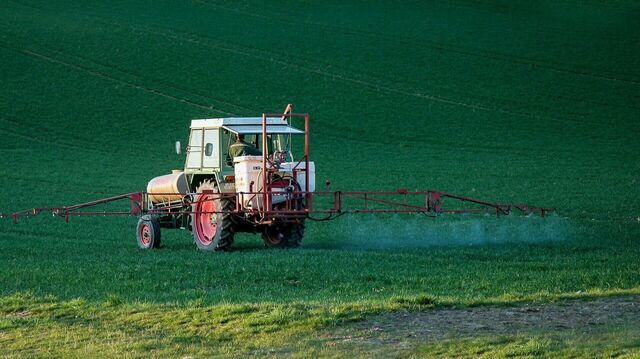 Ein Traktor bringt Pestizide aufs Feld