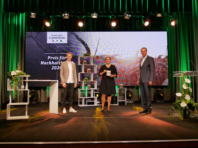 Katharina Reuter nimmt Nachhaltigkeitspreis entgegegen