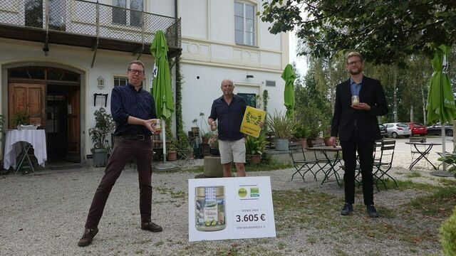 Marc Schüller (Imkerberater Biokreis, links) und Sepp Brunnbauer (Geschäftsführer Biokreis) nehmen die Spende von Adrian Knirlberger (Interessengemeinschaft Biomarkt) entgegen.