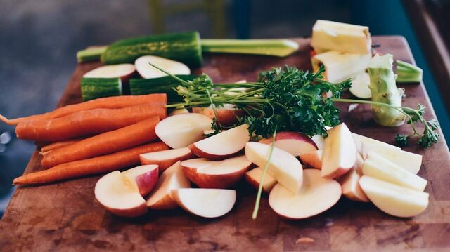 Obst und Gemüse, geschnitten, auf einem Brett
