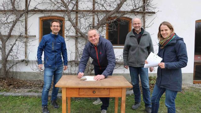 Unterzeichnung Kooperationsvereinbarung mit Franz Rösl (links), die Bioland-Vorstände Thomas Fisel und Sepp Braun, sowie Michaela Braun, Leiterin der „Boden Bildung“