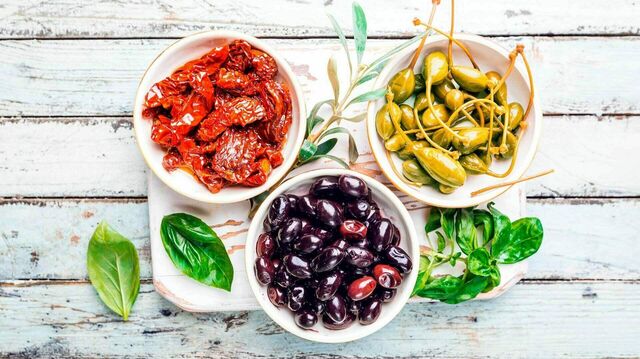 Antipasti: Getrocknete Tomaten, Oliven und Kapern