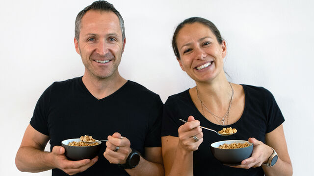 Natascha und Alexander Neumann  mit Cerealien-Schüsseln