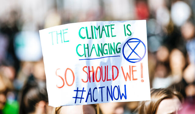Protestplakat: The climate is changing, so should we!