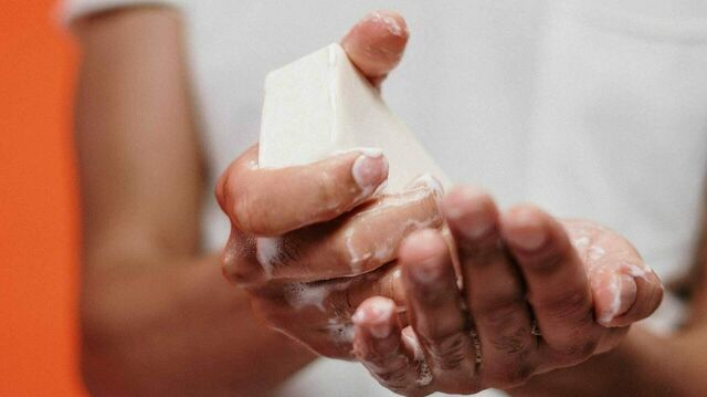 Hände waschen mit einem Stück Seife