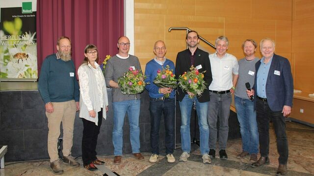 Bioland Vorstandsmitglieder von links je mit Blumenstrauss Joerg Quast Wolfgang Sickler Josef Schmidt c Bioland