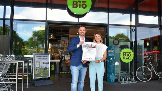 Theresa Aengenheyster von der Aktion Deutschland Hilft e.V. überreicht eine Spendenurkunde an Philipp Weidmann vom BioMarkt Verbund