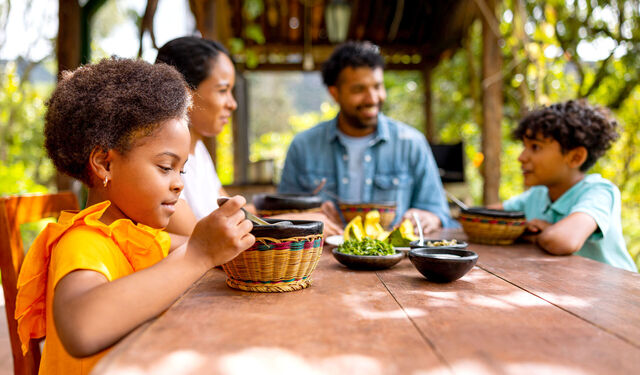 Schwarze Familie isst am Tisch
