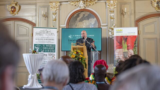 Rudolf Bühler, Mitgründer des World Organic Forum hält die Eröffnungsrede.