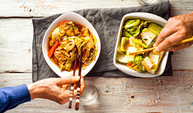 Asiatische Gerichte mit fermentierten Gemüse